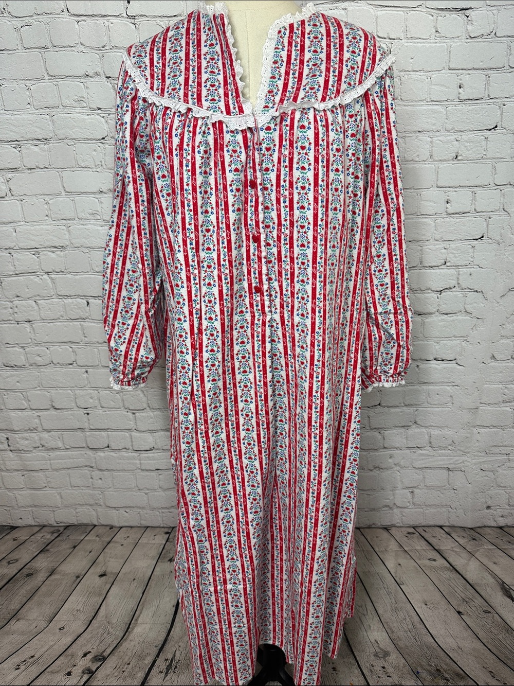 Lanz of Salzburg Tyrolean Cotton Flannel Nightgown Heart Buttons M